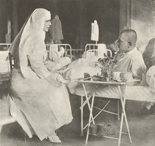 1917-regina-maria-pe-timpul-vizitei-intr-un-spital-in-anul-1917.jpg