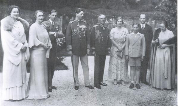 (Stg la Dr.) Principesa Ileana, Regina Maria, Principele Nicolae, Regele Carol al II-lea al României, Regele Alexandru al Jugoslaviei cu soţia sa Mărioara.jpg