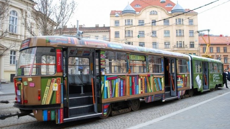 Bibliotecă-în-tramvai.jpg