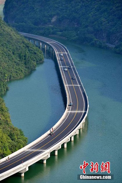 2-Drumul-peste-ape-de-109-km-in-China.jpg