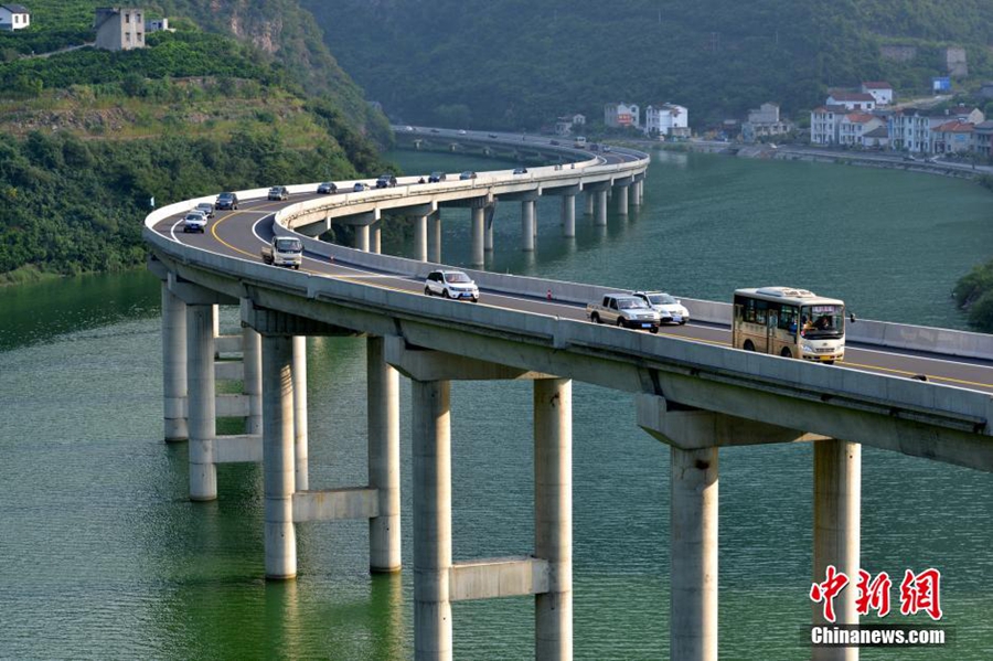 1-Drumul-peste-ape-de-109-km-in-China.jpg