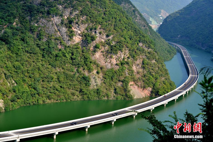 3-Drumul-peste-ape-de-109-km-in-China.jpg