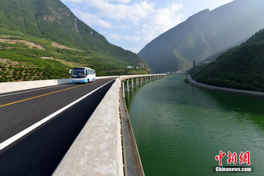 4-Drumul-peste-ape-de-109-km-in-China.jpg