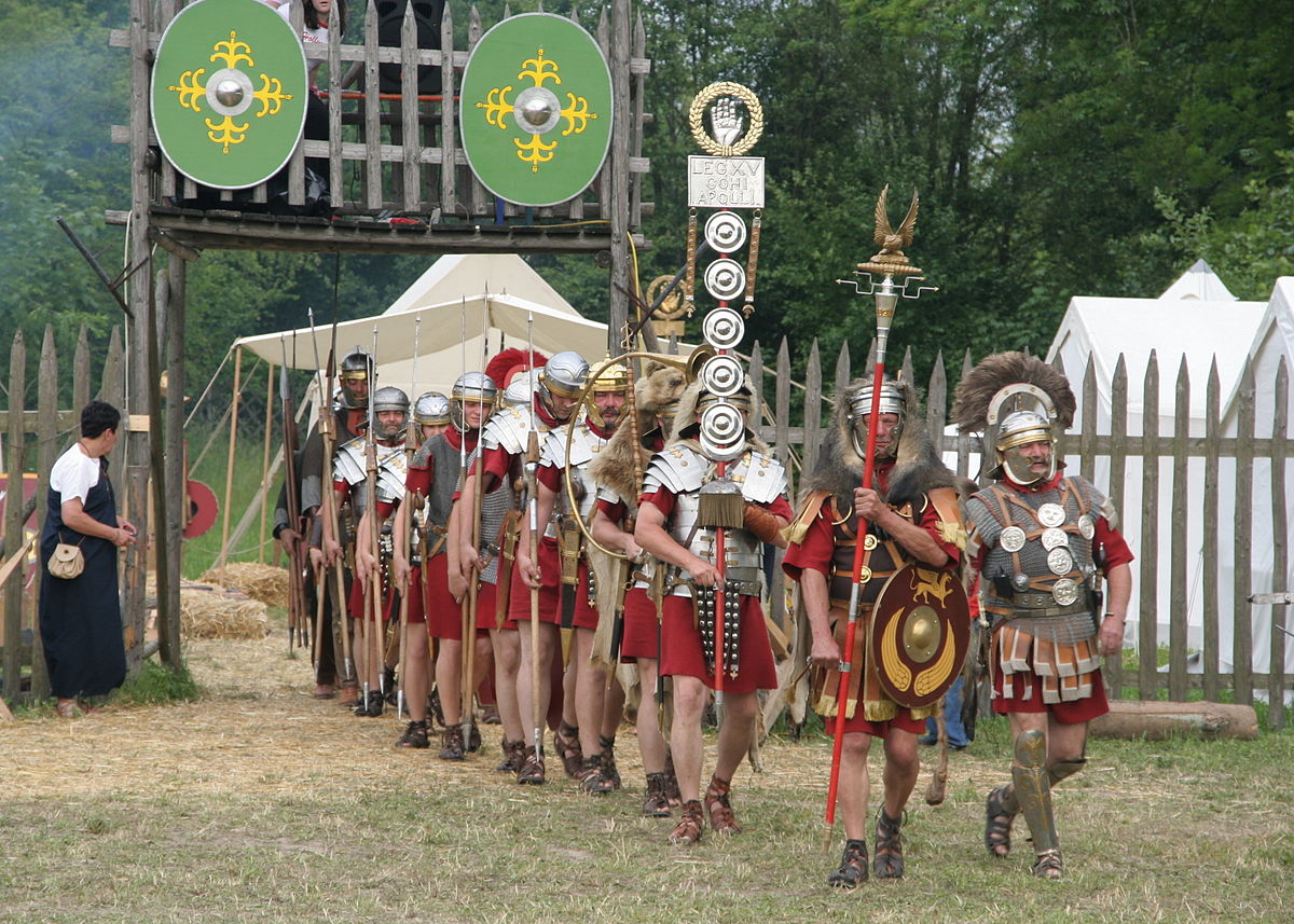 1200px-Roman_soldiers_with_aquilifer_signifer_centurio_70_aC.jpg