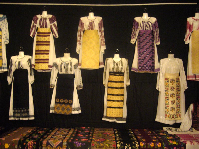 Obiecte şi costume populare tradiţionale din Banatul de câmpie.jpg