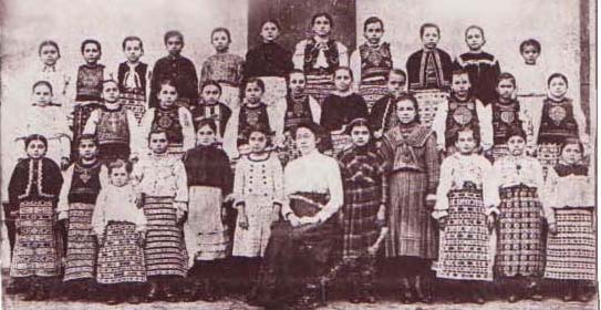 Petrovasâla 1908 − o clasă de elevi împreună cu învăţătoarea lor.jpg