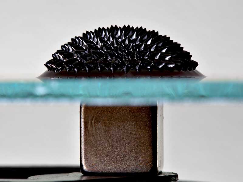 Ferrofluid_Magnet_under_glass_800.jpg