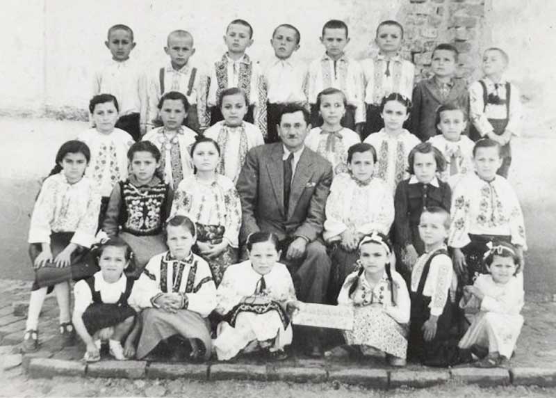 Elevii-din-Iablanca,-1954-învățătorul-Virgil-Viscu1.jpg
