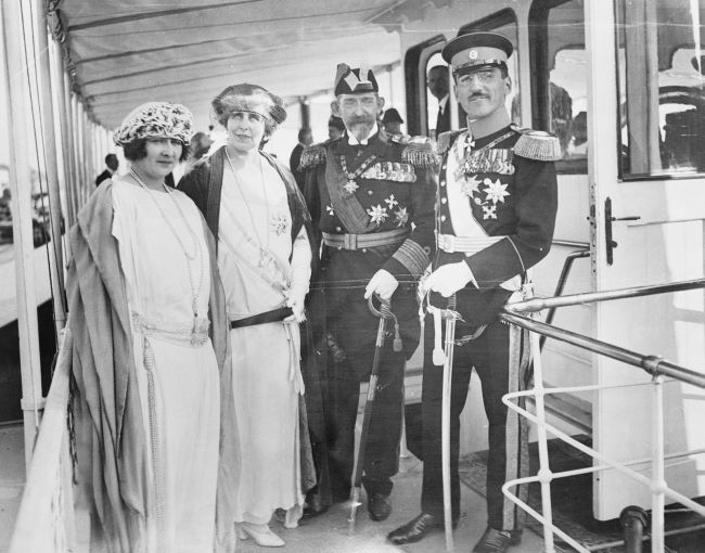 Nuntă regală, în iunie 1922 principesa Maria (stânga), fiica reginei Maria şi a regelui Ferdinand (în mijloc), se căsătoreşte cu regele sârb Alexandru Karagheorghevici (dreapta).jpg