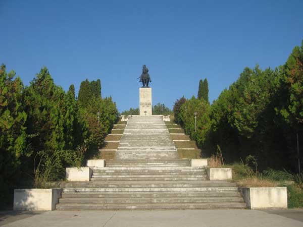 1-Statuia-ecvestră-a-lui-Ștefan-cel-Mare-de-la-Podul-Înalt.jpg