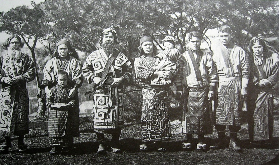 Group of Ainu people, 1902 photograph.JPG
